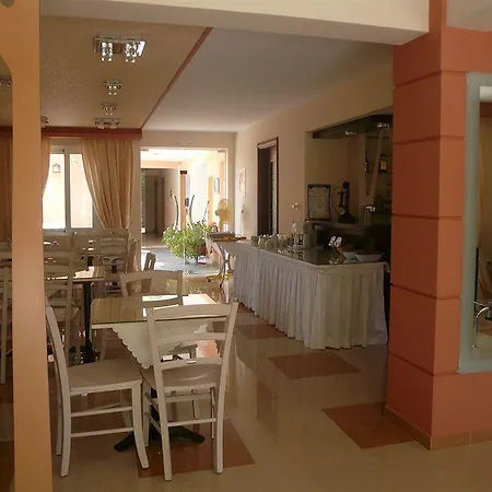 מלון דירות Avra 2*