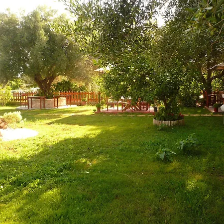 Avra מלון דירות 2*