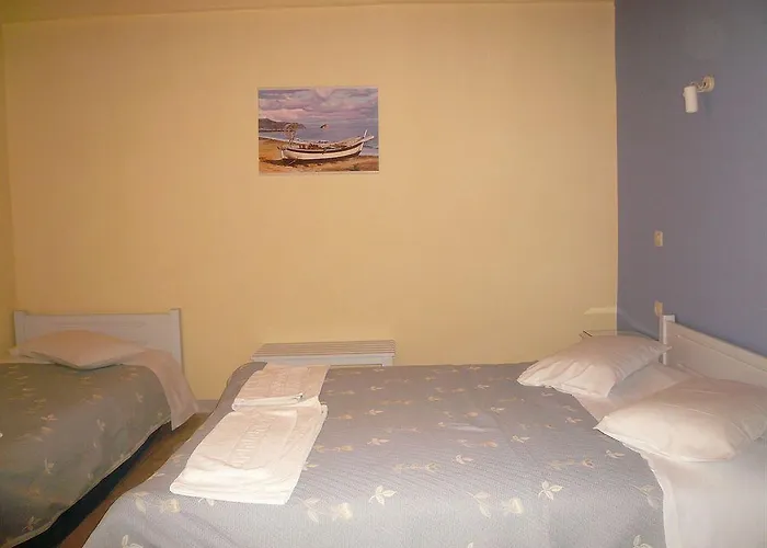 Avra מלון דירות 2*